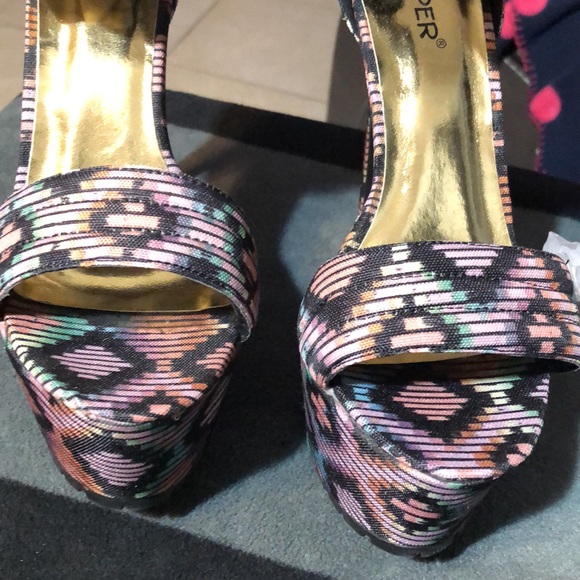 New in Box, Ladies Multi-Colored Platform Sandal w/Velcro Ankle Strap - Picture 4 of 4